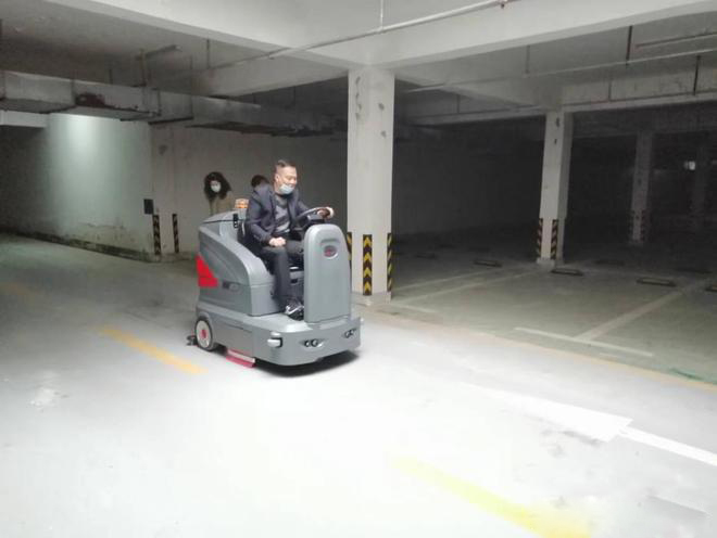 西安小区物业保洁不用人力改用驾驶式洗地机了